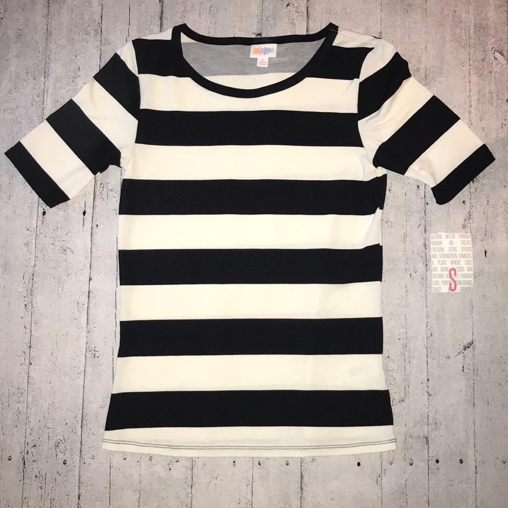 black & white lularoe gigi top 🌹